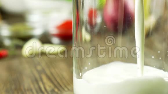 杏仁牛奶缓慢地倒入玻璃杯中树林里的背景是杏仁非常适合饮食视频的预览图