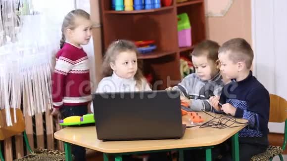 孩子们看着电脑视频的预览图
