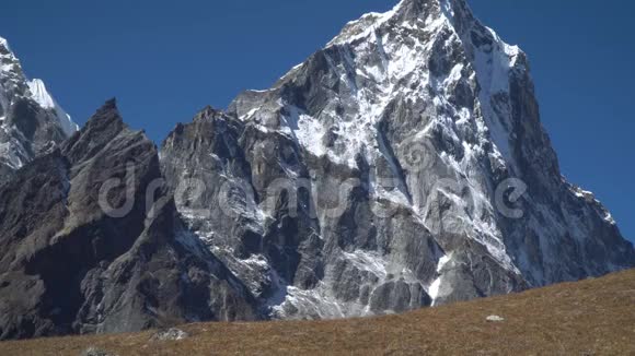 背着背包的人在山上爬视频的预览图
