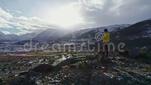 强壮的徒步旅行者在山顶用智能手机拍照奇妙的黎明视频的预览图