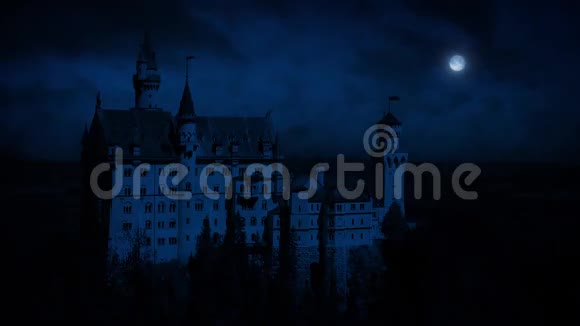 城堡在山边的夜晚视频的预览图