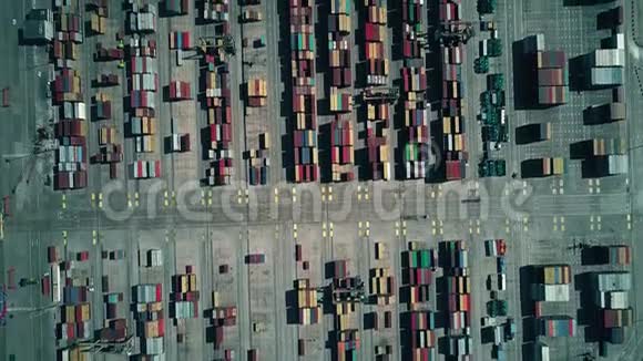 现代海港集装箱码头高空俯视视频的预览图