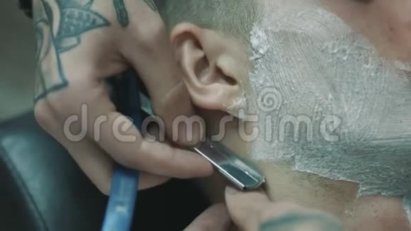 理发师剃了客户的胡子视频的预览图