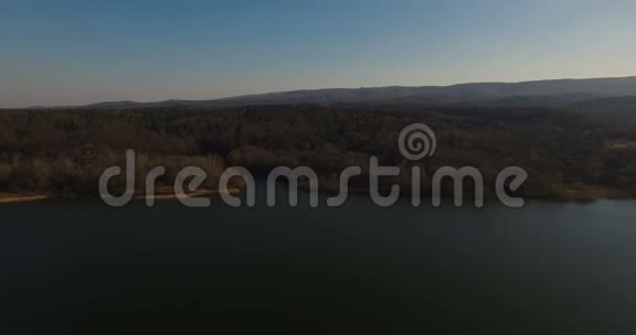 空中无人机对天空的湖和山的全景视频的预览图