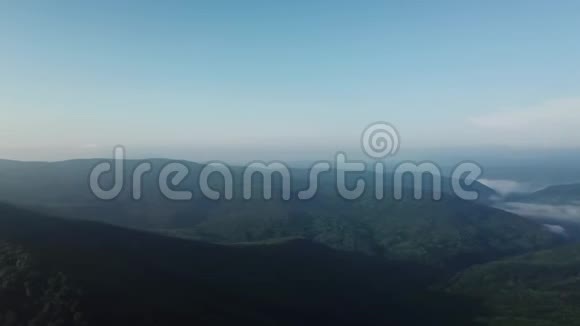 阳光明媚的早晨雾蒙蒙的高加索山脉的空中景观视频的预览图