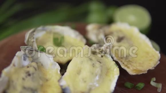 健康的海鲜在一家餐厅提供带有奶酪和洋葱的开放式牡蛎视频的预览图