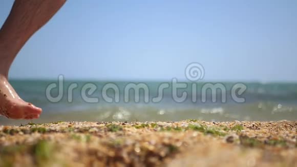 赤脚的人走在海边的沙滩上特写高清1920x1080慢动作视频的预览图