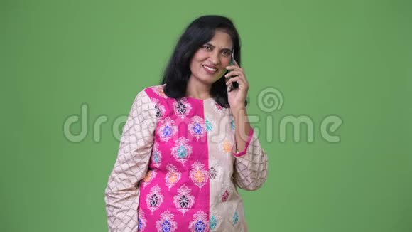 成熟快乐美丽的印度女人在打电话视频的预览图