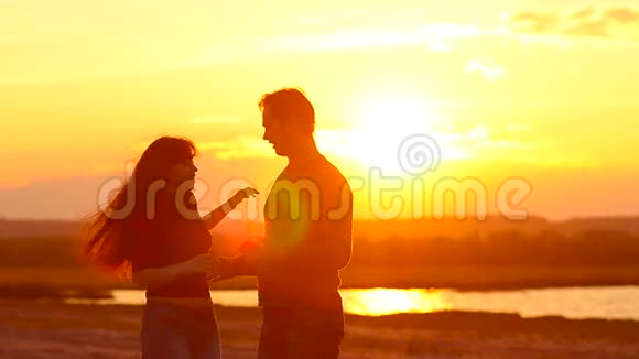 情侣在日落时旋转自拍视频的预览图