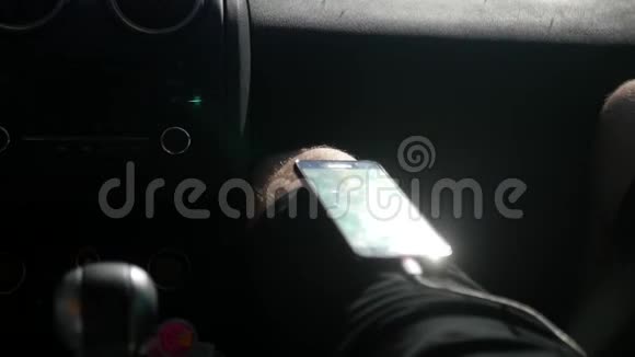 手机在膝盖上的车里充电阳光照耀着显示器的屏幕高清1920x1080慢慢慢慢视频的预览图