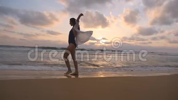快乐的女人在海边散步和旋转年轻美丽的女孩享受生活和海上乐趣视频的预览图
