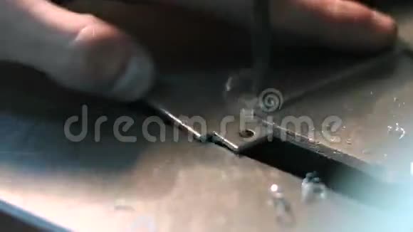 钻孔金属金属刨花视频的预览图