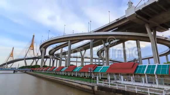 乌云风暴在美丽的普密蓬大桥上的时间流逝视频的预览图