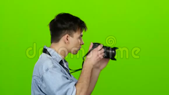 摄影师制作不同著名模特的美丽照片绿色屏幕视频的预览图