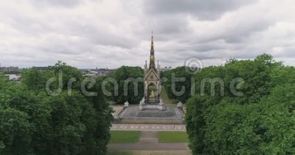 伦敦海德公园皇家阿尔伯特纪念馆的鸟瞰图视频的预览图