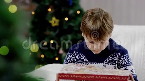 小男孩打开圣诞礼物盒视频的预览图