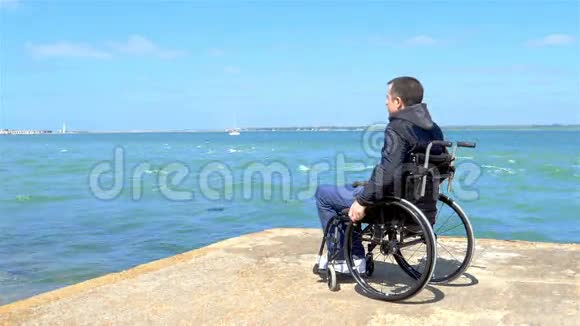 坐在轮椅上看着大海的残疾青年视频的预览图