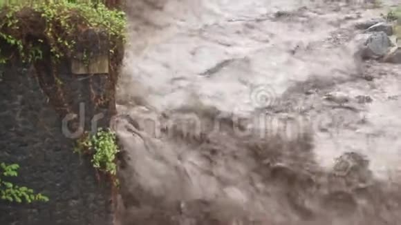 Madakaripura的洪水流量下降视频的预览图