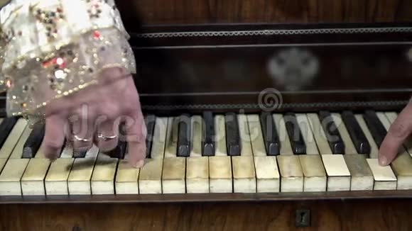 女性用错误的方式弹奏钢琴键视频的预览图
