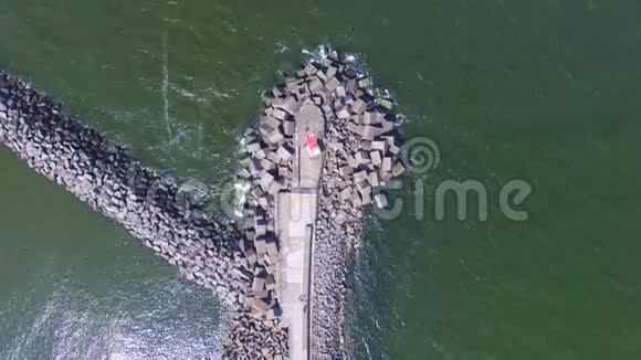 Klaipeda防波堤的空中镜头视频的预览图
