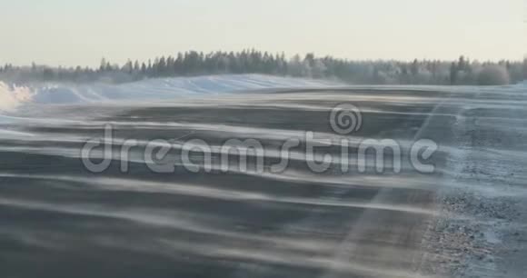 风吹雪在乡间的路上冬霜日视频的预览图