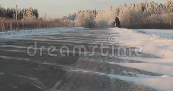 风吹雪在乡间的路上冬霜日视频的预览图