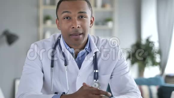 非裔美国人医生与病人交谈视频聊天视频的预览图