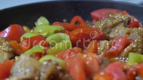 蔬菜炖锅里视频的预览图