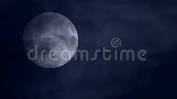 夜幕下的满月在云前掠过视频的预览图