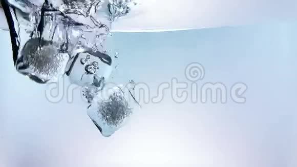 冰块落在白色背景下溅入水中慢镜头夏季时喝新鲜饮料视频的预览图