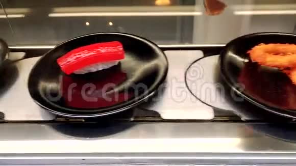传送寿司带餐厅传送带上的寿司托盘视频的预览图