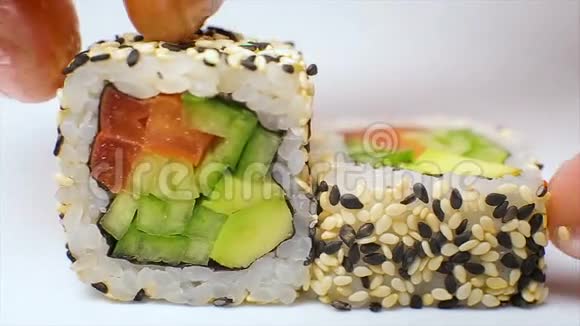 厨师介绍日本餐厅豪华菜肴鲜菜生寿司视频的预览图