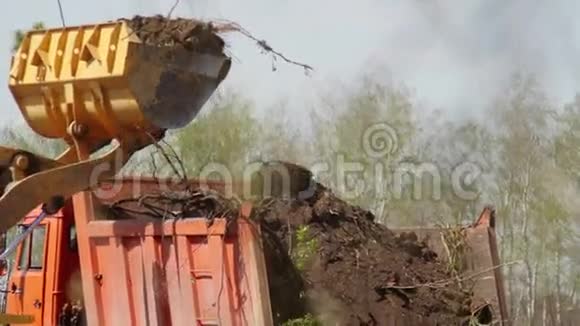装载机挖掘机在自卸汽车中装载建筑垃圾视频的预览图