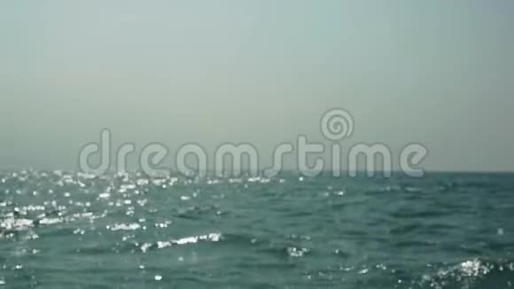 海浪在太阳的背景下喷射大海在船上拍打慢动作1920x1080视频的预览图