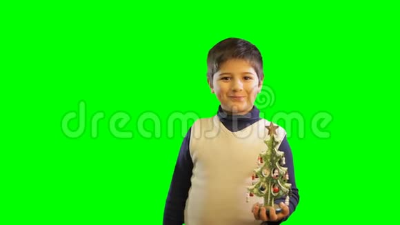带玩具圣诞树的男孩绿色屏幕背景视频的预览图