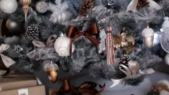 圣诞树上的圣诞装饰品房子里的节日装饰视频的预览图