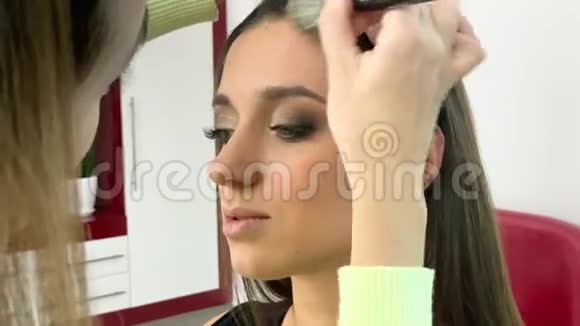 美的概念化妆师给年轻女人化妆视频的预览图