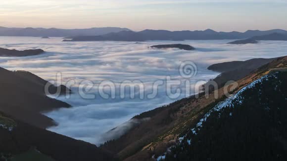 雾霭的清晨雾霭的流霞在冬山谷的时间流逝视频的预览图