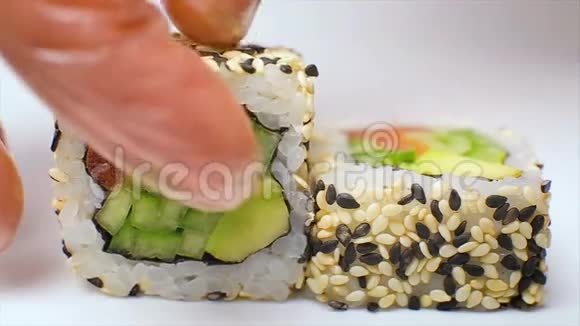 日本酒店餐厅提供豪华寿司卷的厨师视频的预览图