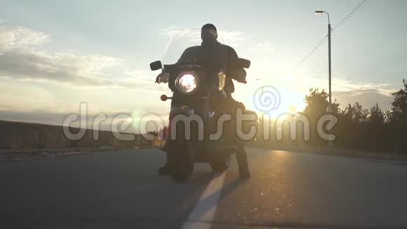 日落时骑摩托车的人在路上视频的预览图