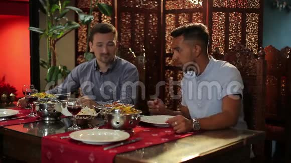 两个朋友在印度餐馆吃饭视频的预览图
