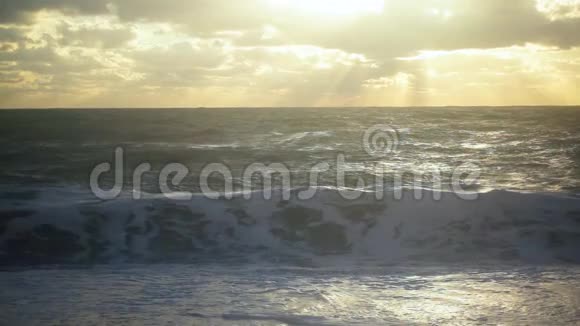 太阳透过云层照亮了海面上的风暴视频的预览图