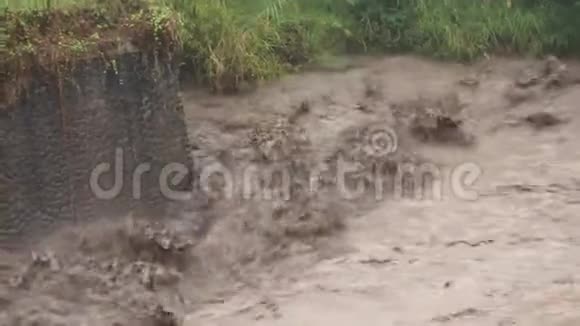 Madakaripura的洪水流量下降视频的预览图