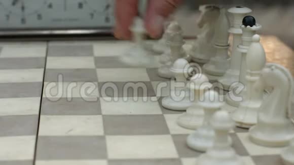 棋盘上的棋类游戏特写乌克兰基辅视频的预览图