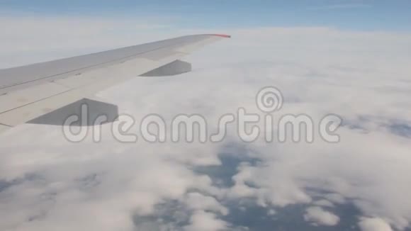 从飞机窗口看到飞机机翼视频的预览图