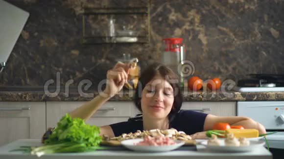 美丽的微笑的女人做饭在厨房里玩蔬菜视频的预览图