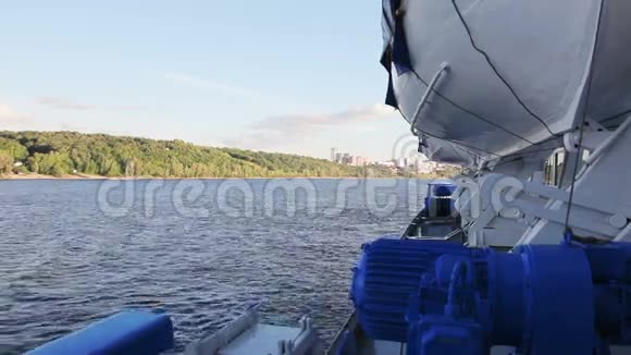 救生艇在一艘客用轮船上视频的预览图