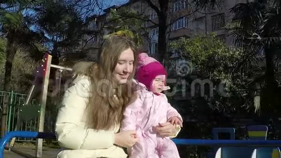 母亲和女儿在公园里荡秋千视频的预览图