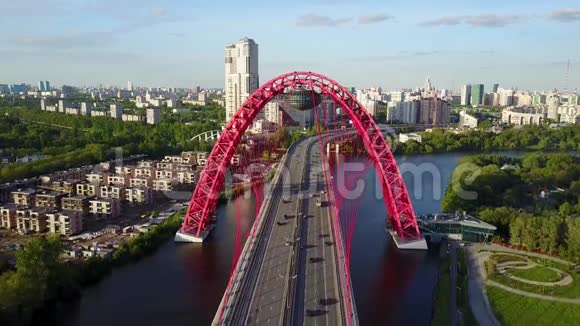 莫斯科市红日索比斯尼桥的鸟瞰图视频的预览图