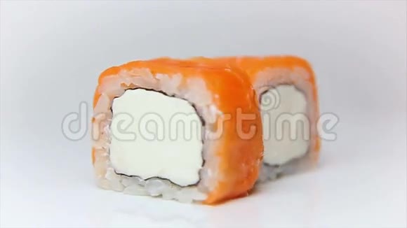 提供美味的寿司卷包括生鲑鱼和奶油奶酪视频的预览图